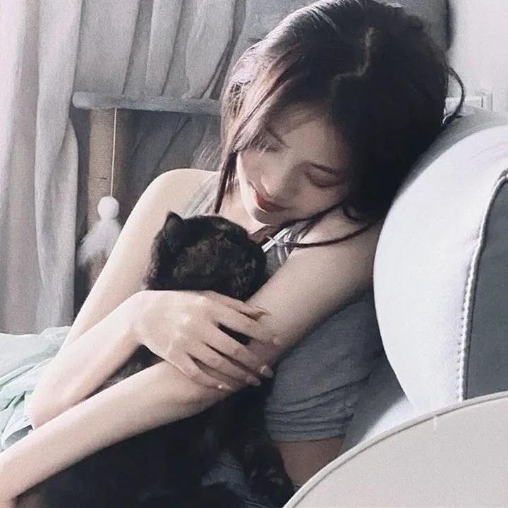 圣洁的艾曼妞